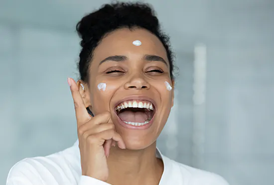 Dame die Alka Creme aanbrengt op de huid