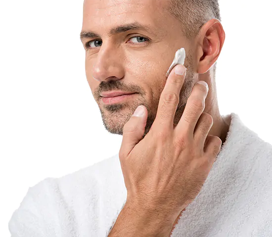 Man gebruikt de Alka Creme op zijn huid