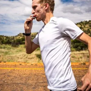 Hardloper eet een endurancebar van Bye Nutrition